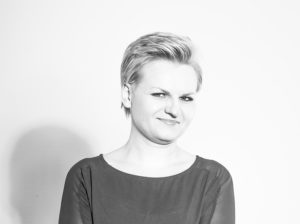 Portrety kobiety w czarno-białej tonacji.